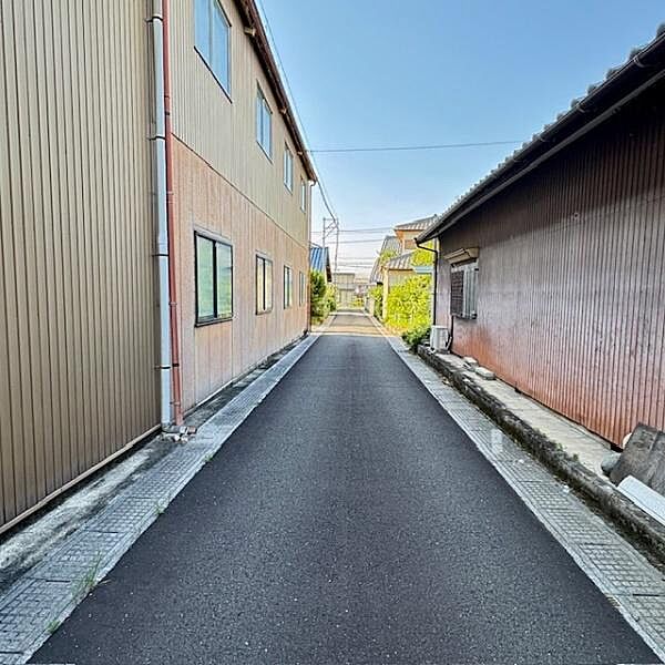 西前面道路から外観を見るとこんな感じです