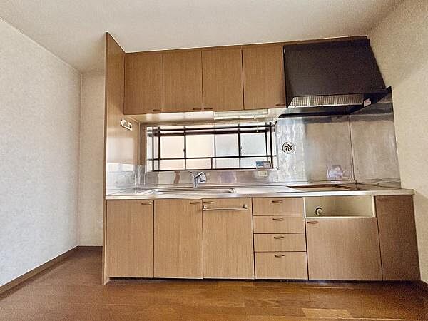 光が差し込む明るいキッチン