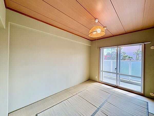 ＜和室／Japanese room＞6帖の和室，収納付きです