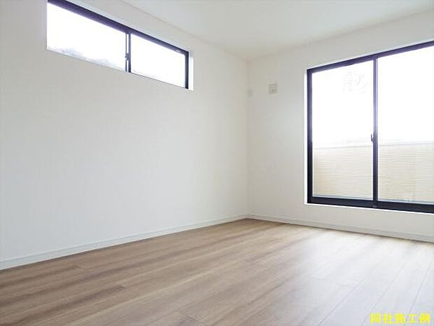 バルコニーに面した明るい主寝室