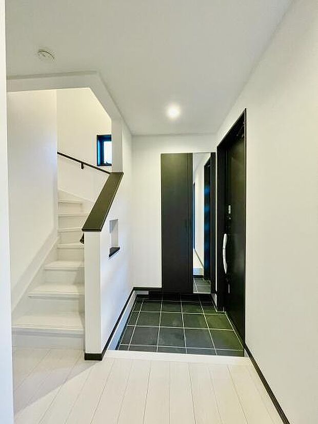 ＜玄関／Entrance＞身だしなみチェックに便利なミラー付き