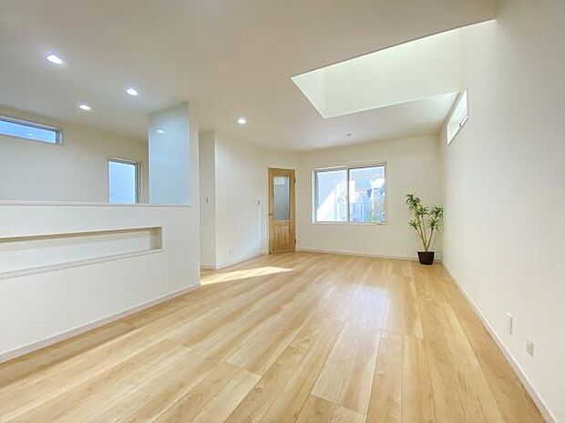 3面採光で吹き抜けもある明るいリビング