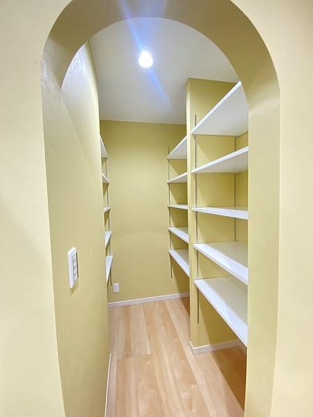 可動棚付きのパントリー