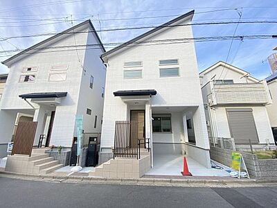 外観：バス停から徒歩2分