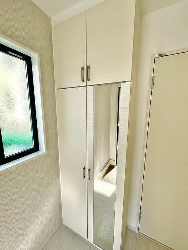 ＜玄関／Entrance＞身だしなみチェックに便利なミラー付き