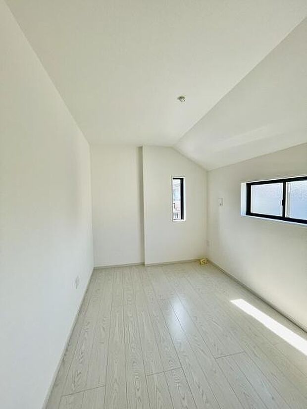 ＜洋室／Bed room＞5.4帖の洋室，ウォークインクローゼット付き