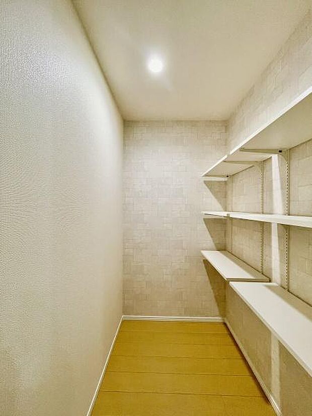 備蓄にも便利なパントリー