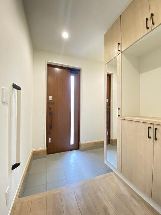 姿見付きの玄関収納あり!