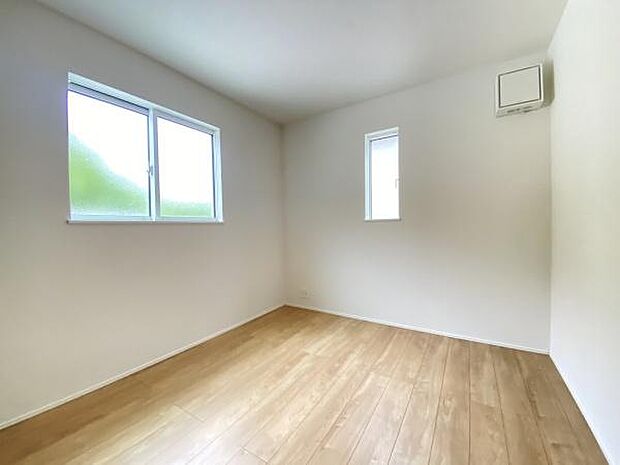 2面採光で収納付き!