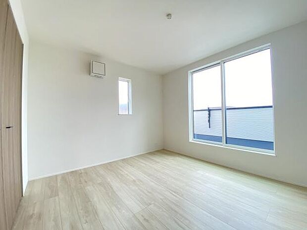 バルコニーに面した明るいお部屋!