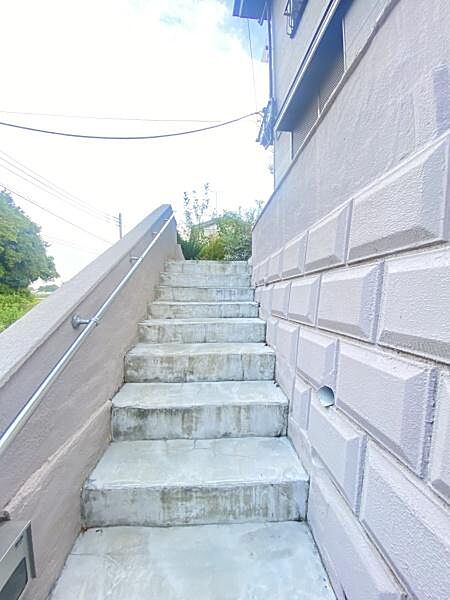 階段を上がって行くと、広々としたお庭がございます。