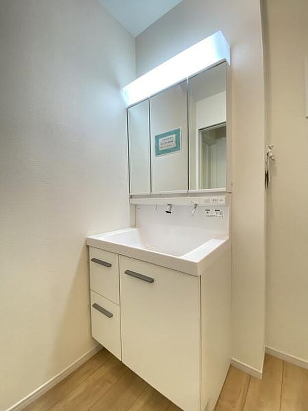 三面鏡付き洗面台