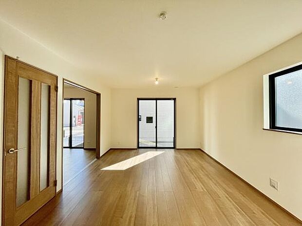 隣の洋室とつなげて広々くつろげる空間に