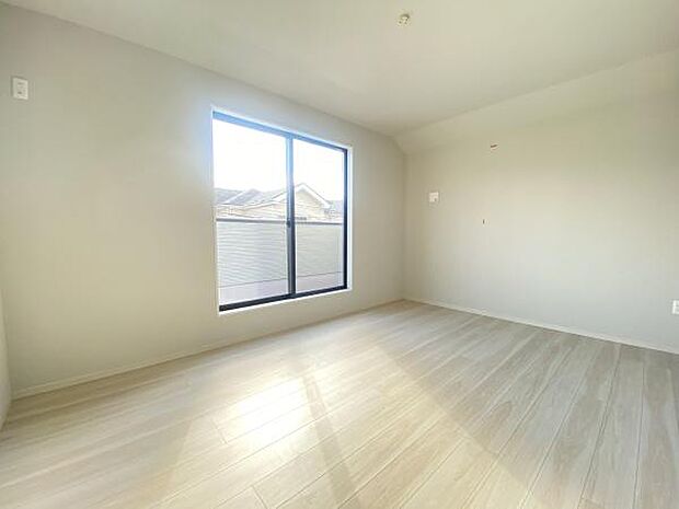 バルコニーに面した明るい洋室！