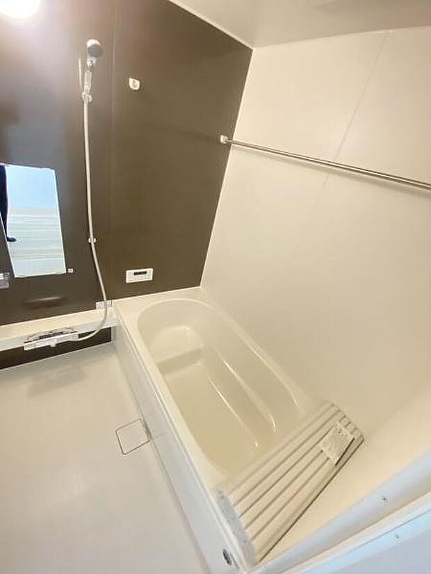 ゆったり浸かれる広々としたバスタブ