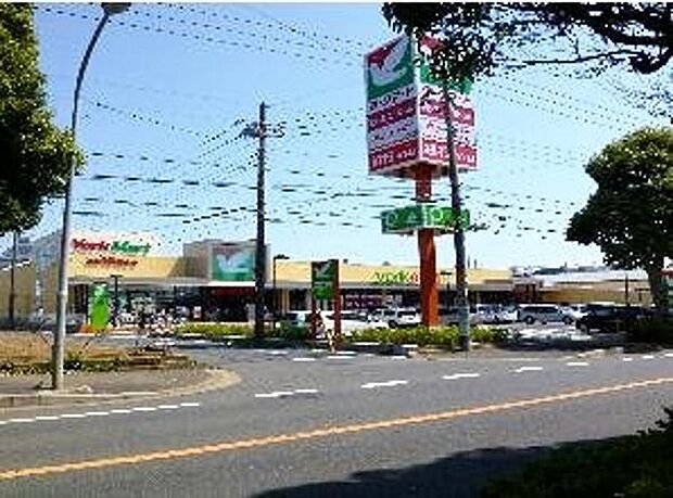 ヨークマート六高台店まで550m、徒歩約7分毎日のお買い物に便利ですね
