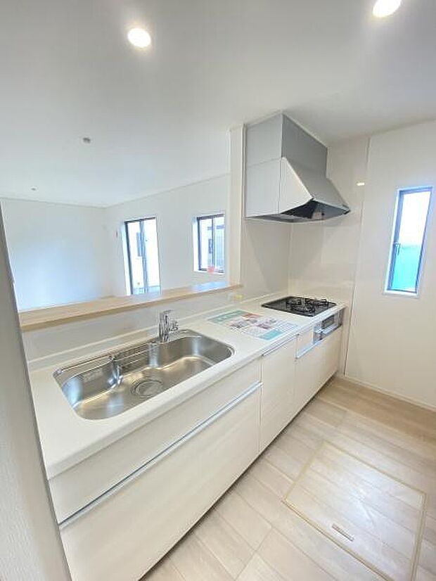 窓のある明るいキッチン