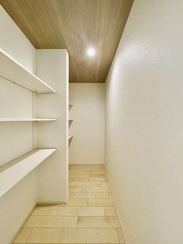 備蓄にも便利なパントリー