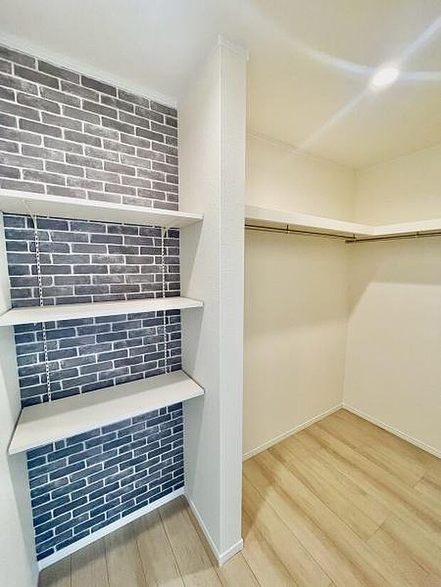 可動棚付きのウォークインクローゼット