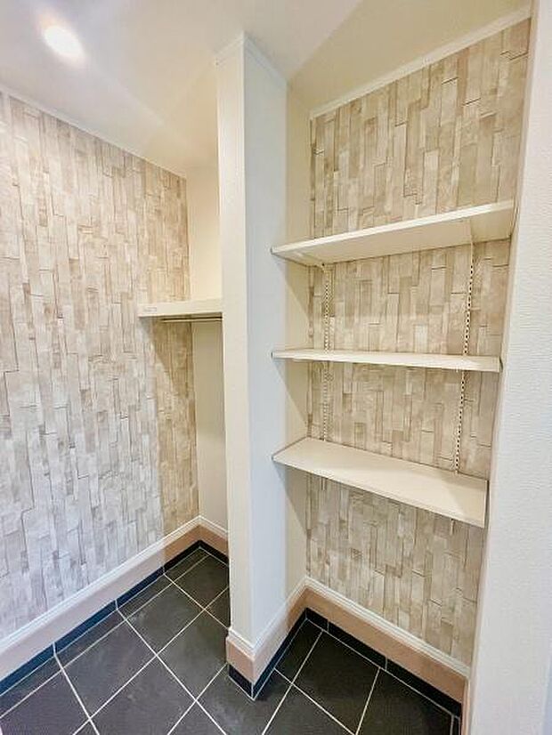 可動棚付きのシューズインクローゼット