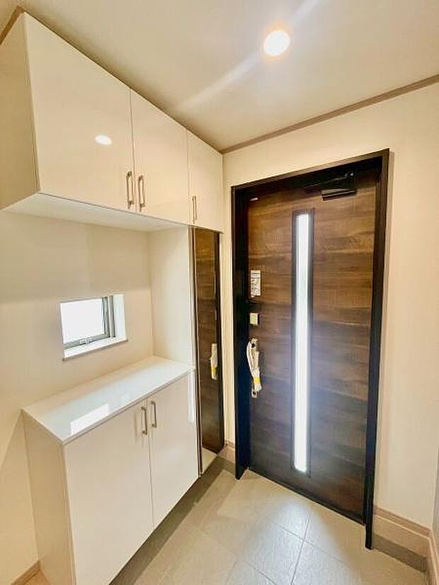 ＜玄関／Entrance＞身だしなみチェックに便利なミラー付き