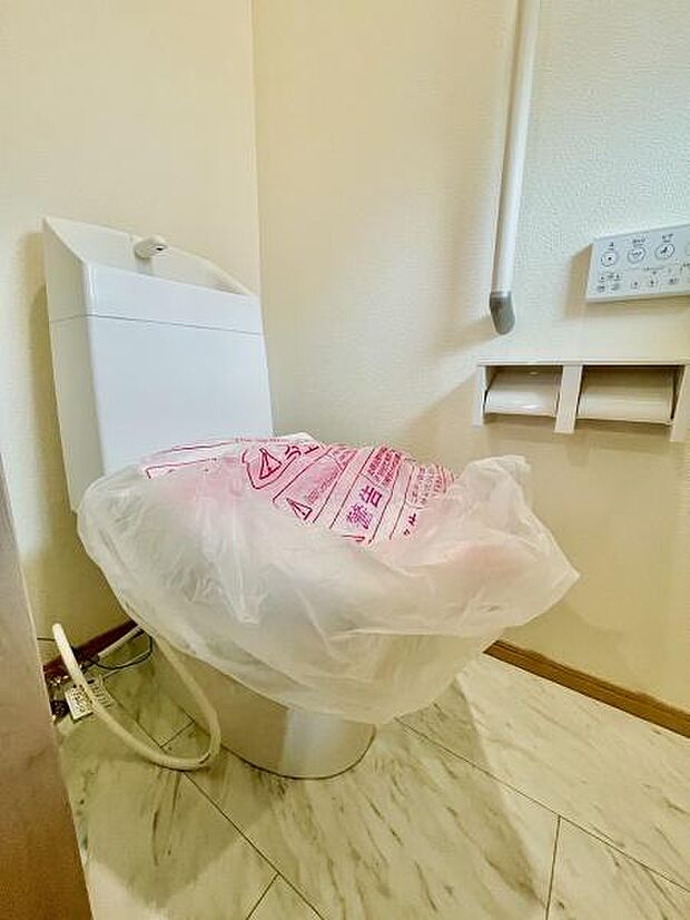 ＜トイレ／Toilet＞安心手摺り付き
