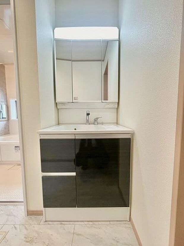 ＜洗面台／Sanitary＞三面鏡付き