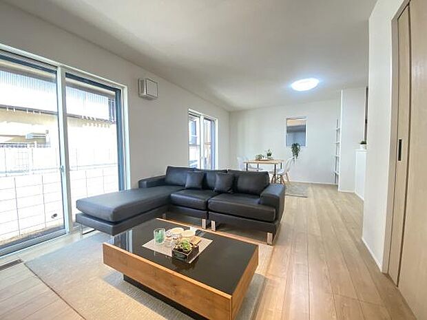 南東向きの明るいリビング