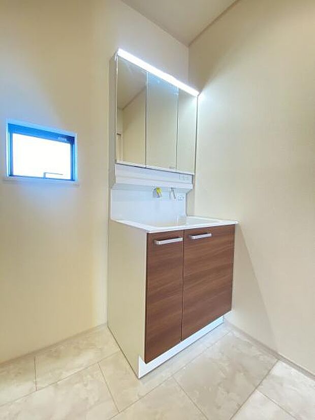 ＜洗面台／Sanitary＞三面鏡付き