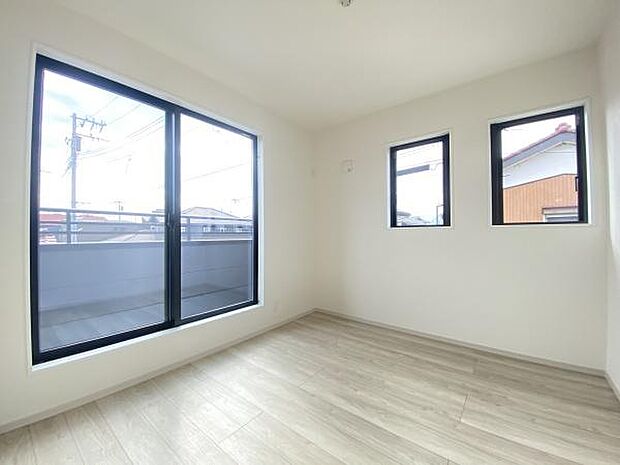 バルコニーに面した5.25帖の洋室