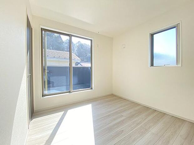 バルコニーに面した5.2帖の洋室