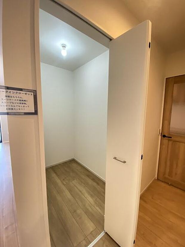 リビング入口にウォークインクローゼット