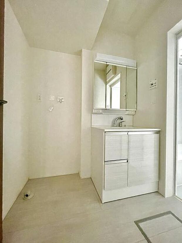 三面鏡付き洗面台と洗濯機置き場