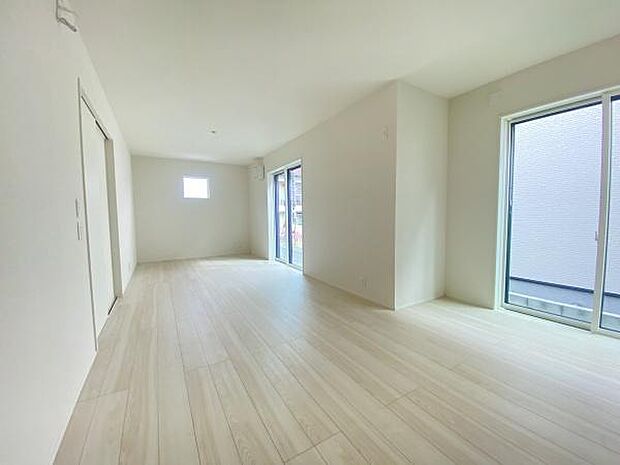 南東向きの明るいリビング