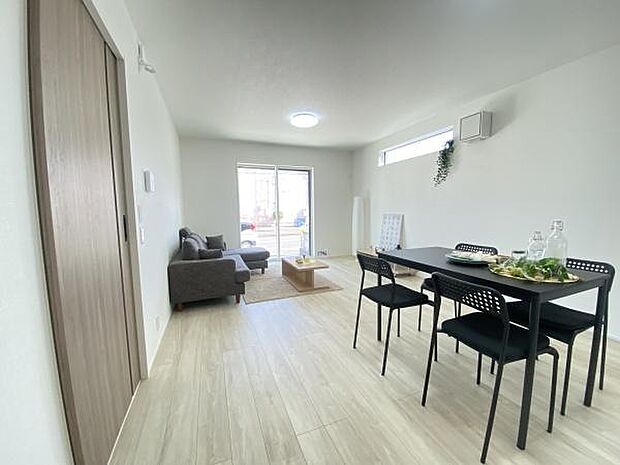 南東向きの明るいリビング