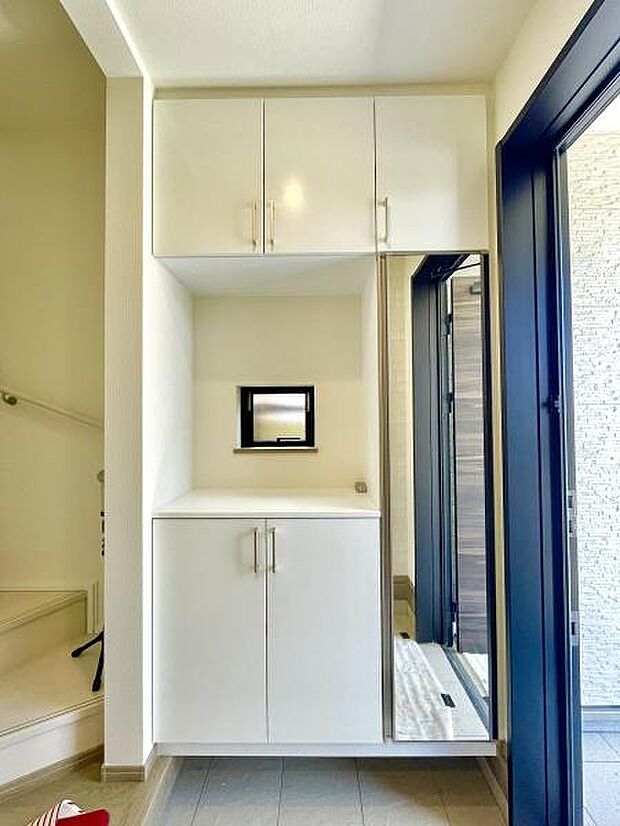 <玄関/Entrance>身だしなみチェックに便利なミラー付き