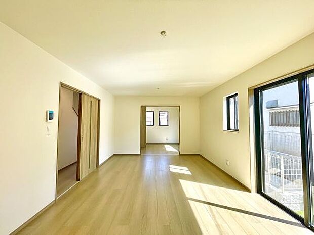 <リビング/Living room>16帖のLD?、隣室洋室と繋げて使用できます