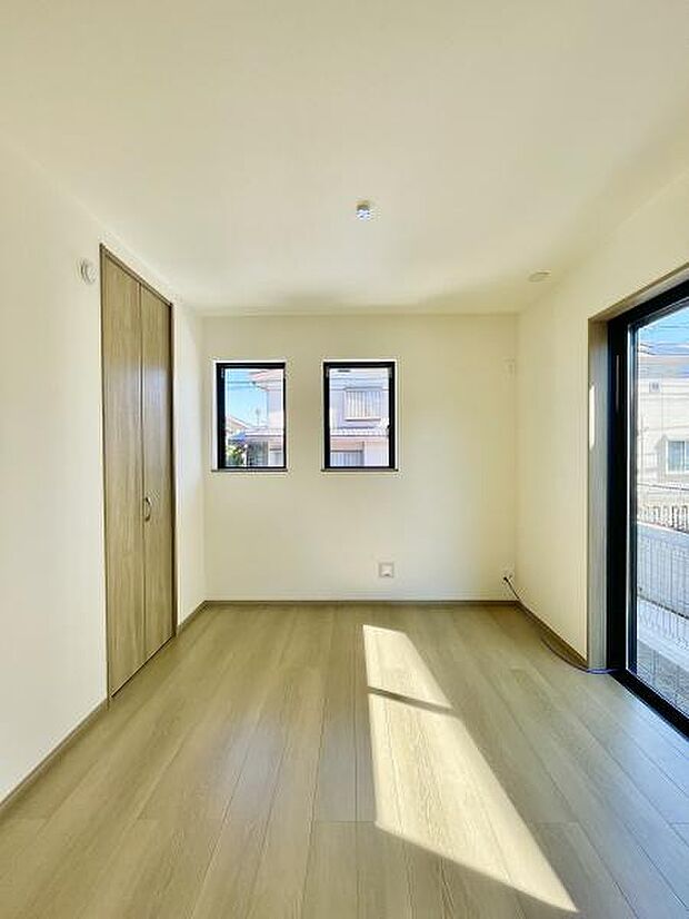 <洋室/Bed room>リビングとつながる4.5帖の洋室,クローゼット付き