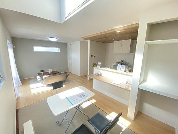 南西向きの明るいリビング