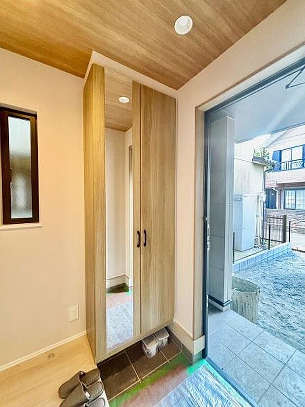 ミラー付きの玄関収納