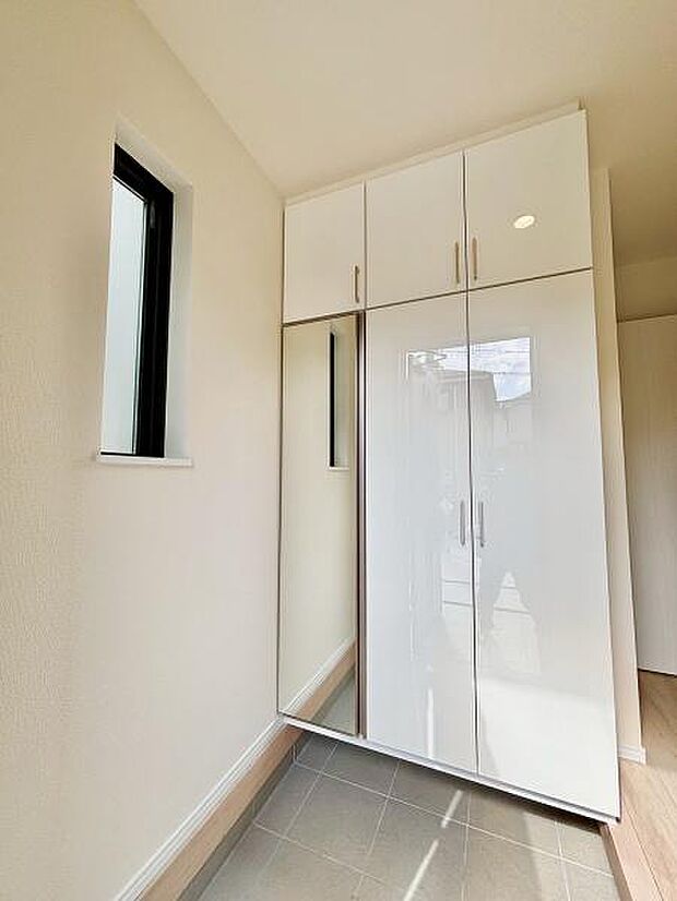 ミラー付きの玄関収納