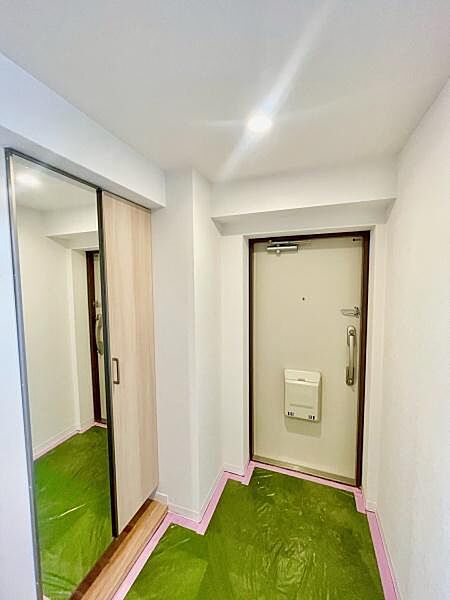＜玄関／Entrance＞下駄箱、ミラー付き♪