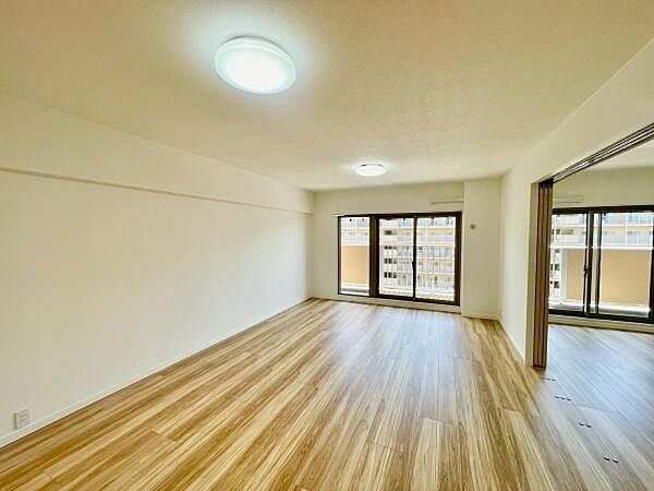 ＜リビング/Living room＞17.3帖のLDK、隣室洋室と繋げて使用できます