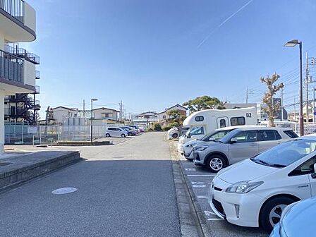 ＜駐車場／Parking space＞駐車場