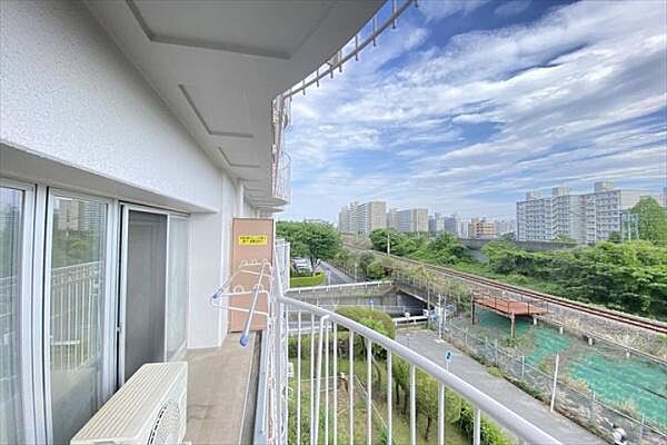 ベランダは眺望も良く、風も抜けて気持ちが良いですね。
