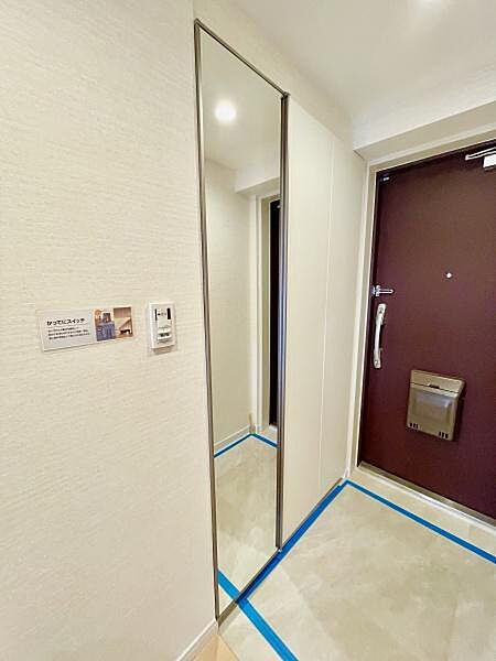 ＜玄関／Entrance＞身だしなみチェックに便利なミラー付き