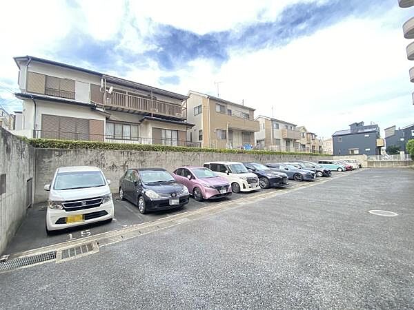 ＜駐車場／Parking space＞駐車場