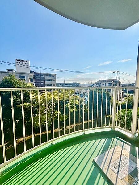 ＜バルコニー／Balcony＞両面バルコニー付き