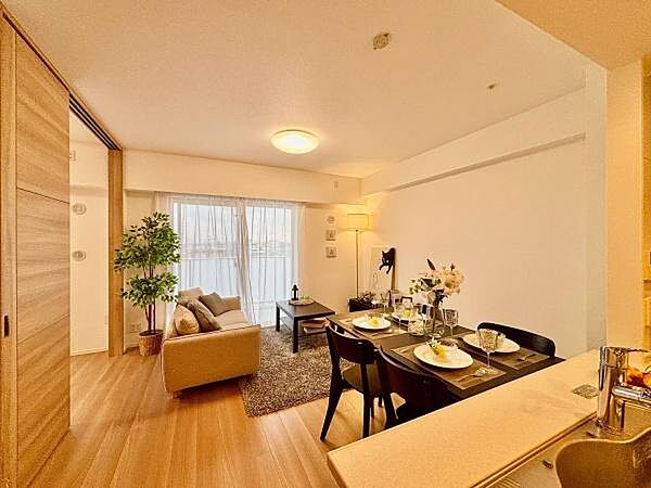 ＜リビング/Living room＞西向きの明るいリビング、隣室洋室と繋げて使用できます