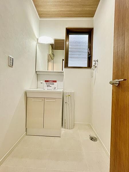 ＜洗面台／Sanitary＞三面鏡付き